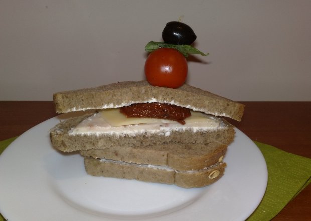 Fotografia przedstawiająca kanapka z suszonymi pomidorami