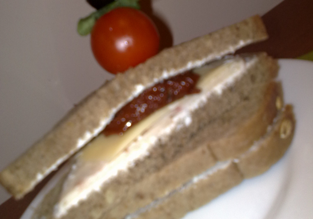 kanapka z suszonymi pomidorami foto