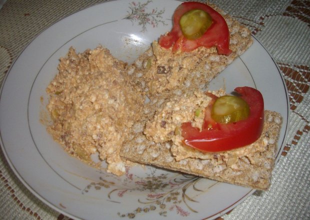 Fotografia przedstawiająca Kanapki -chleb chrupki z pastą, twarogowo-rybną
