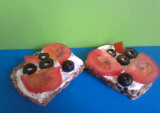 Fotografia przedstawiająca kanapki kolacyjne z sosem chrzanowym Smak, pomidorem i oliwkami