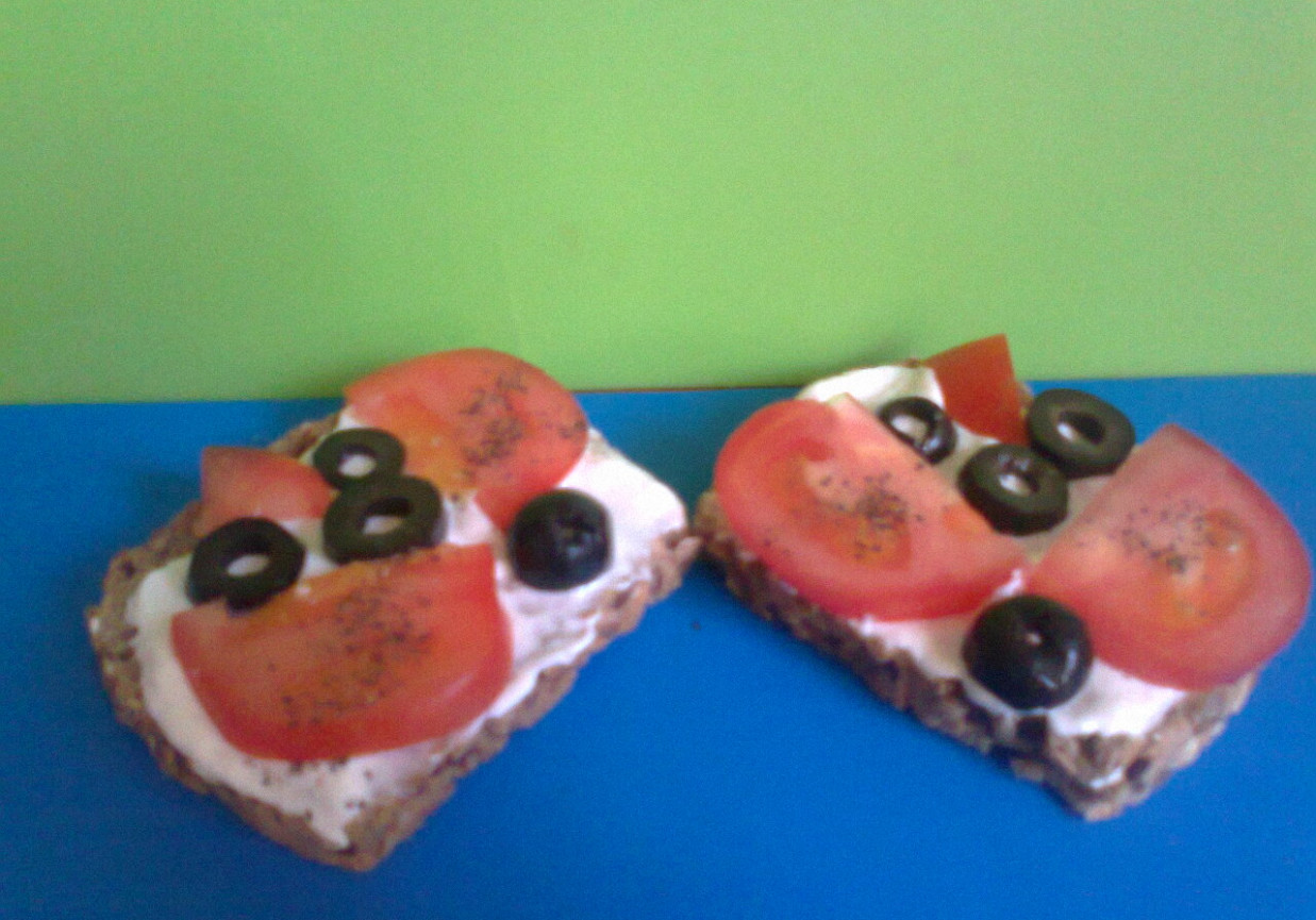 kanapki kolacyjne z sosem chrzanowym Smak, pomidorem i oliwkami foto