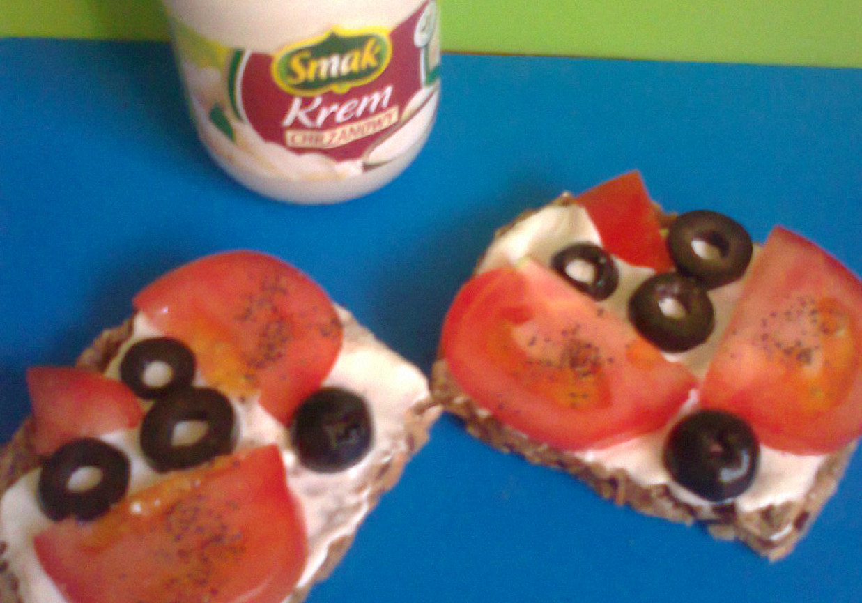kanapki kolacyjne z sosem chrzanowym Smak, pomidorem i oliwkami foto