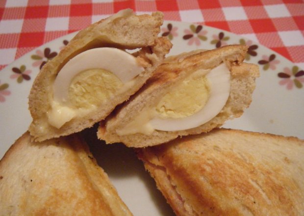 Fotografia przedstawiająca Kanapki tostowe z jajkami