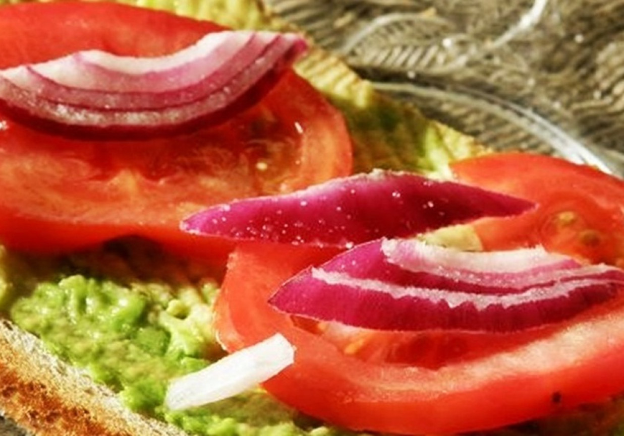 Kanapki z avocado i pomidorem foto