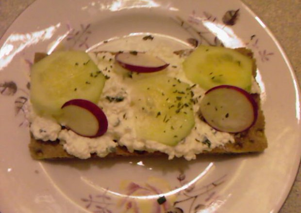 Fotografia przedstawiająca kanapki z białym serem i z szczypiorkiem