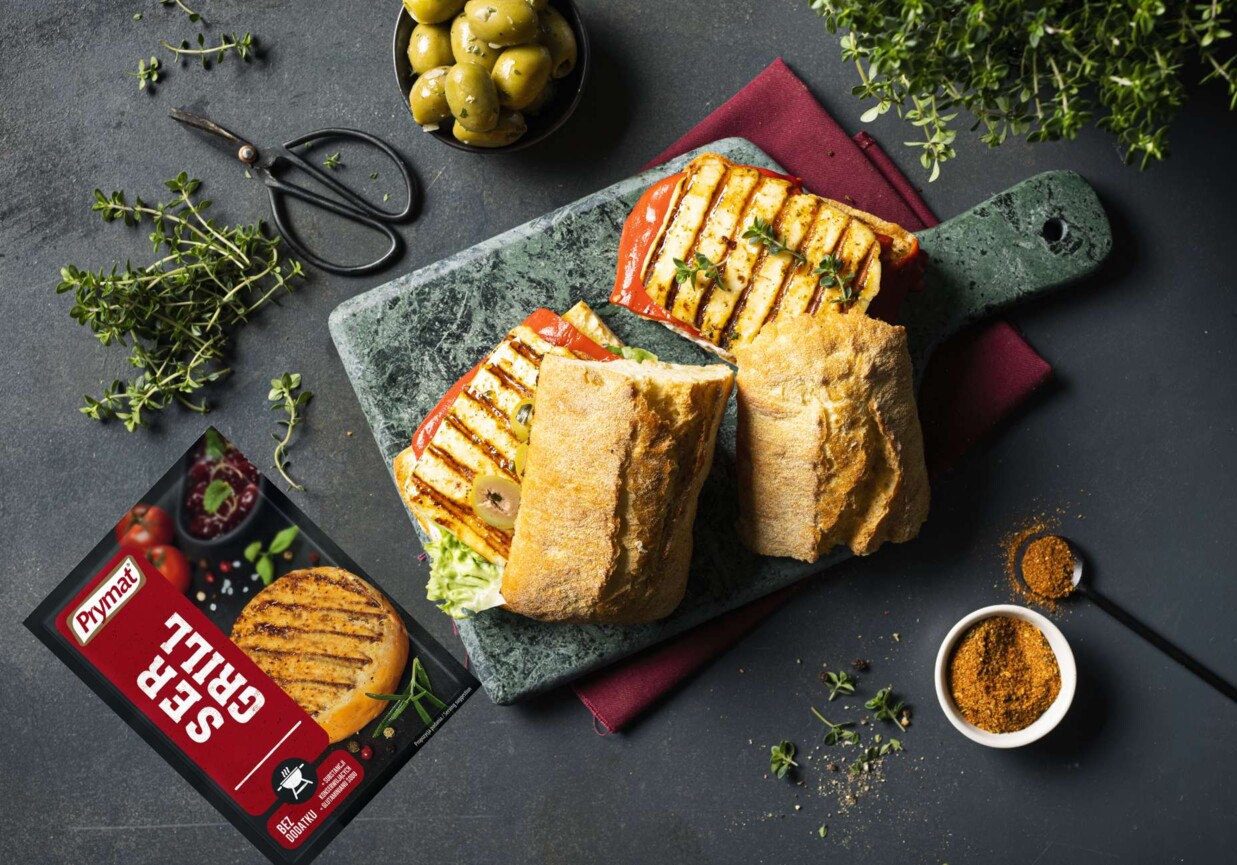 Ciabatta z grillowanym serem halloumi, papryką i żurawiną foto