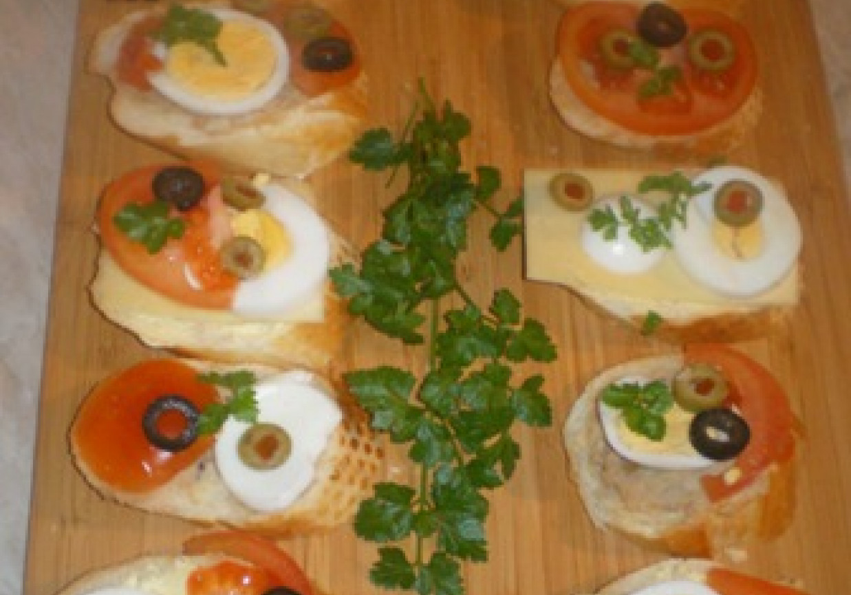 Kanapki z jajkiem i oliwkami na bagietce foto