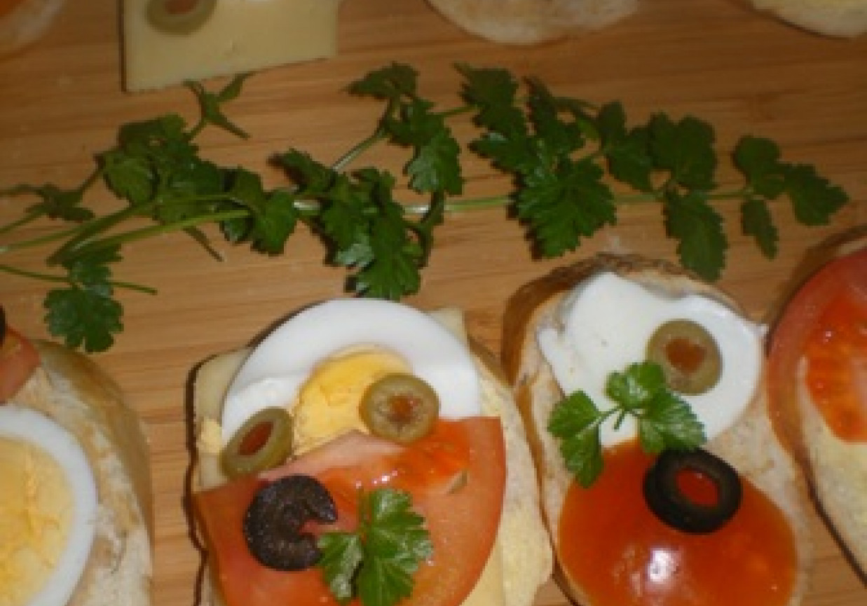 Kanapki z jajkiem i oliwkami na bagietce foto