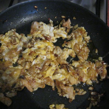Krok 2 - Kanapki z kurczakiem i jajkiem na ciepło foto