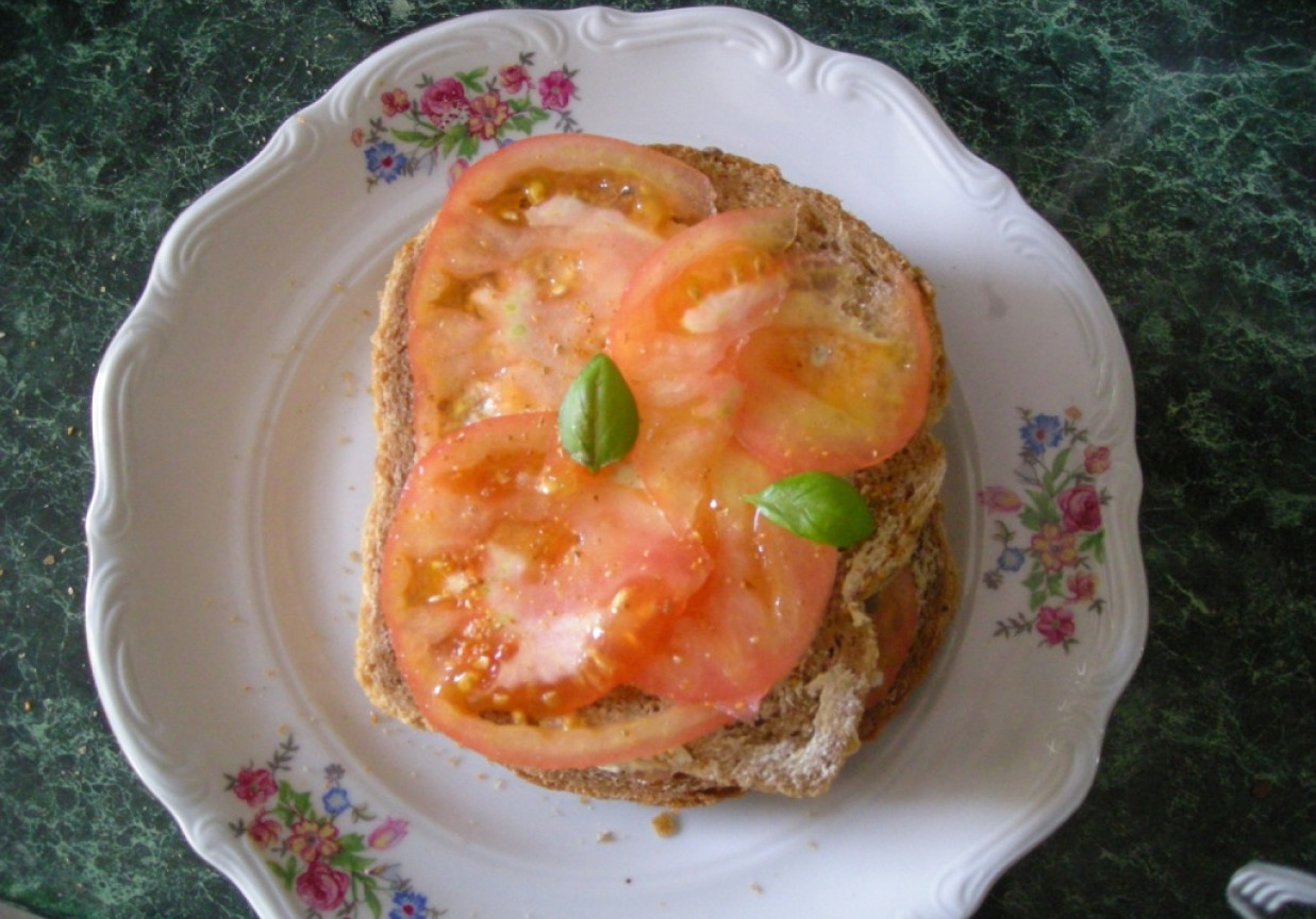 kanapki z masełkiem czosnkowym, pomidorem i bazylią foto