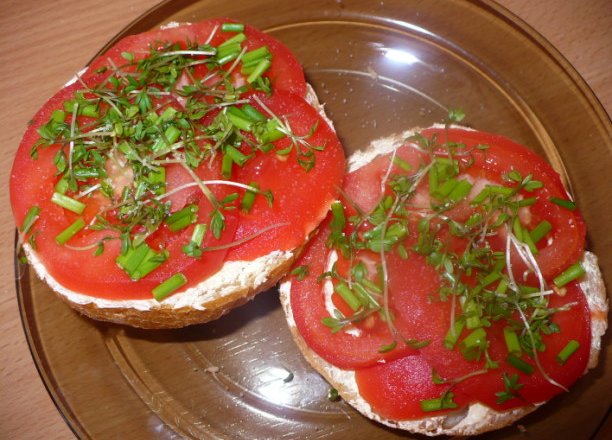 Fotografia przedstawiająca Kanapki z pastą twarogową i pomidorem