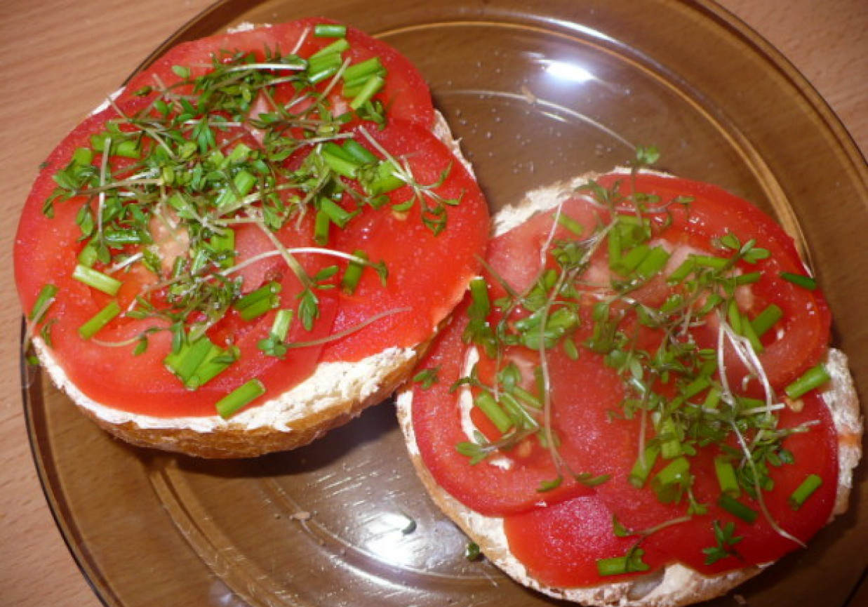 Kanapki z pastą twarogową i pomidorem foto