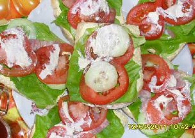Fotografia przedstawiająca Kanapki z sałatą i pomidorami