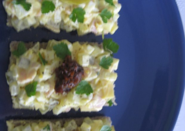 Fotografia przedstawiająca Kanapki z sałatka z szynki, jajek i majonezu