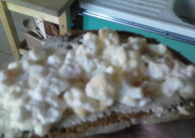 Fotografia przedstawiająca kanapki z serem białym i dżemem