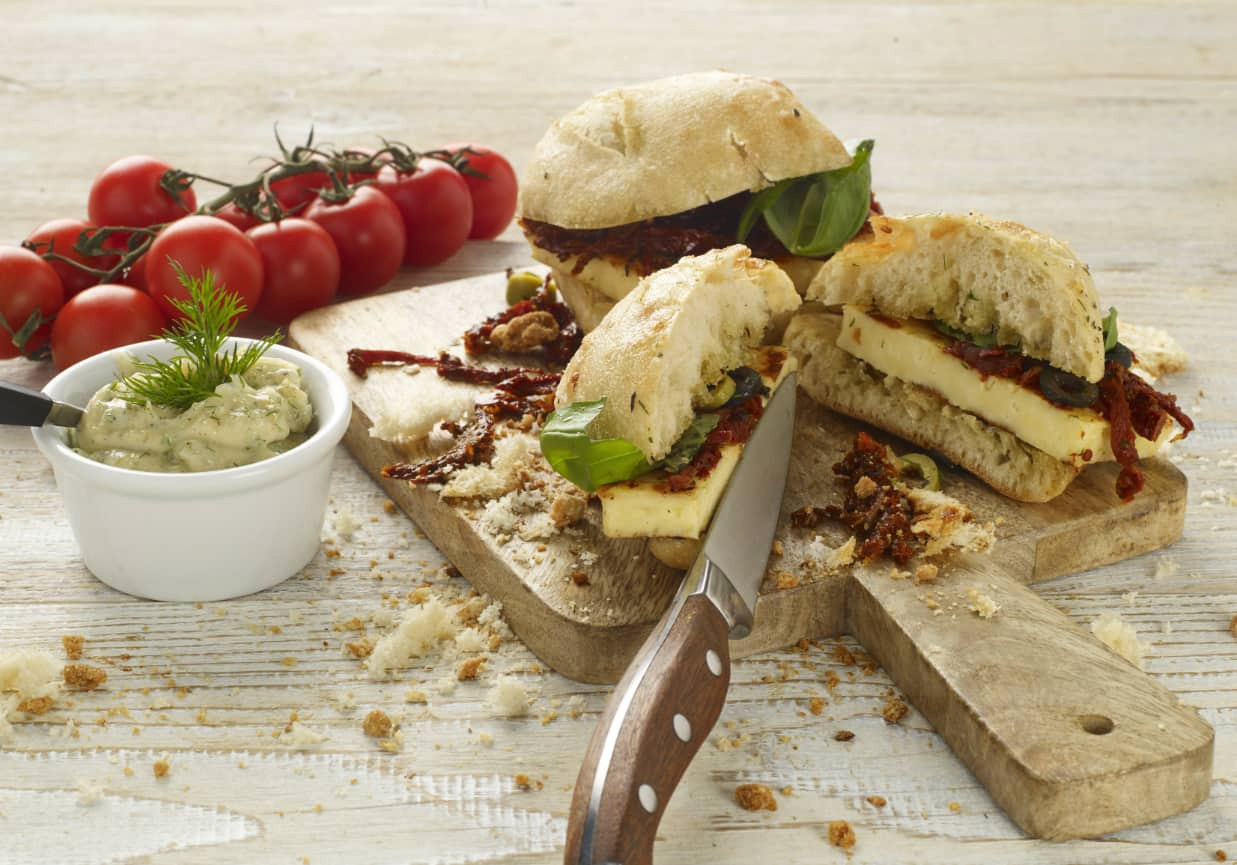 Kanapki z serem halloumi, suszonymi pomidorami i sosem tzatziki foto