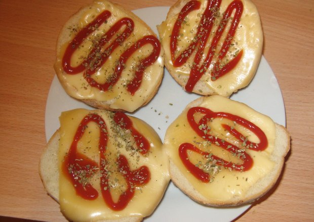 Fotografia przedstawiająca Kanapki z serem i oregano