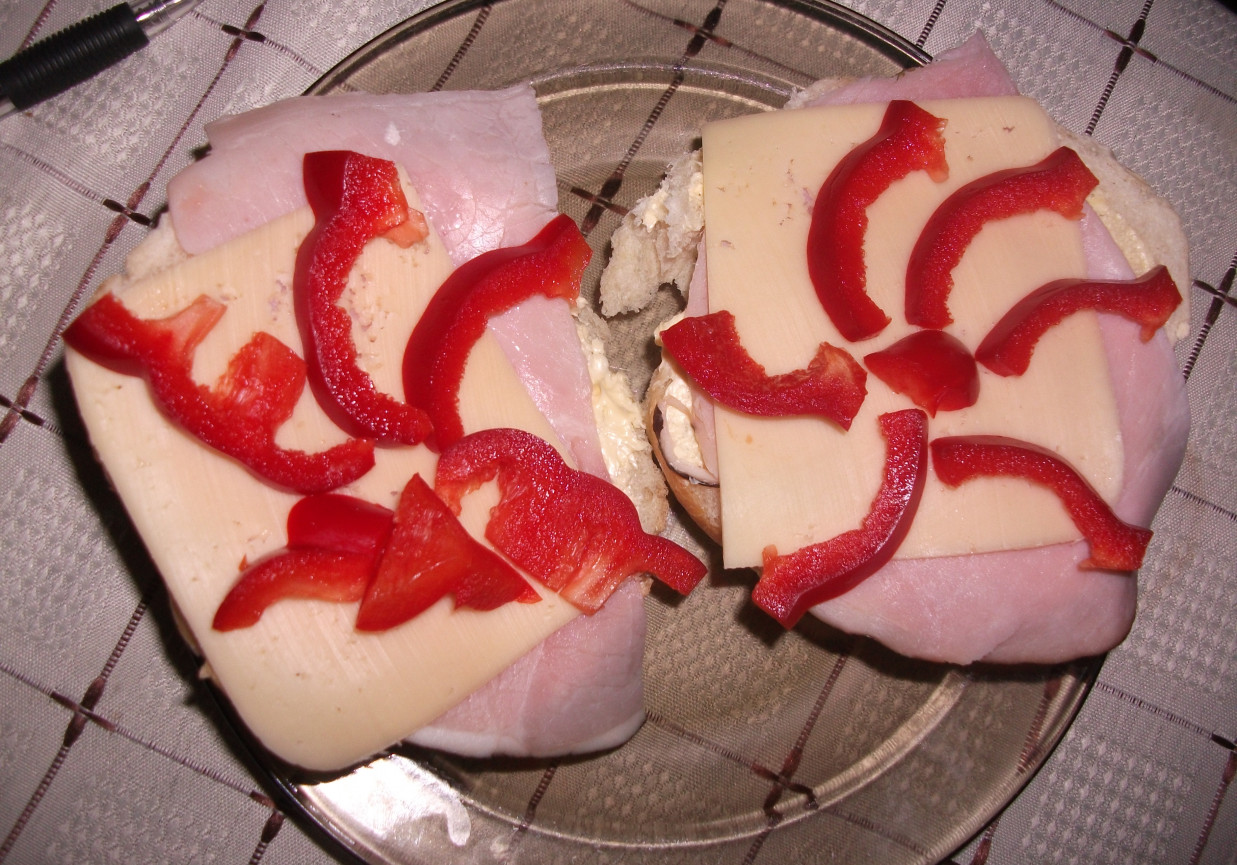 Kanapki z szynką ,  pomidorem i papryką i majonezem foto