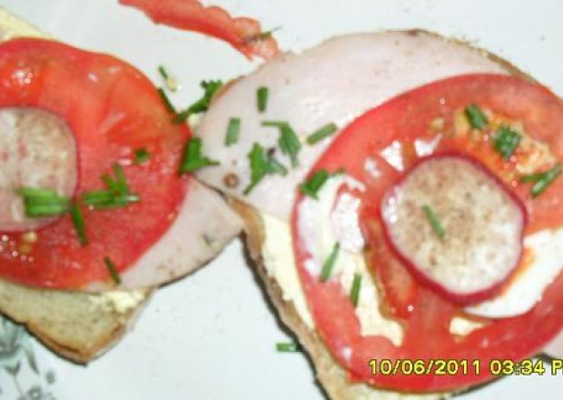 Fotografia przedstawiająca Kanapki z szynką pomidorem i rzodkiewką