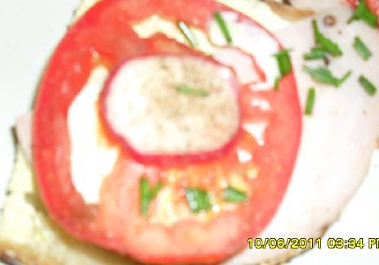 Kanapki z szynką pomidorem i rzodkiewką foto