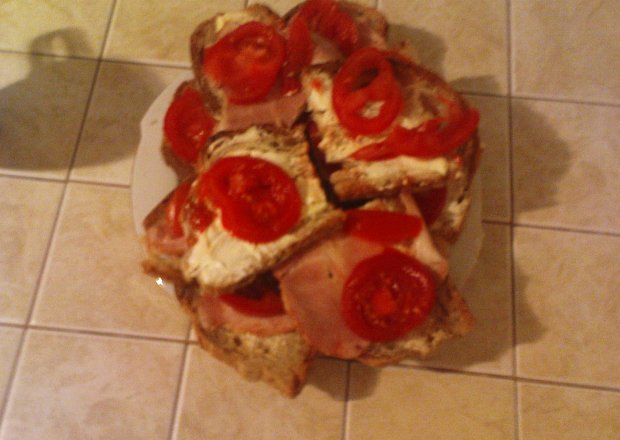 Fotografia przedstawiająca kanapki z szynką, pomidorem