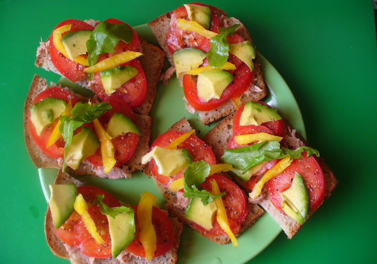 Kanapki z tuńczykiem ,pomidorem i awokado foto