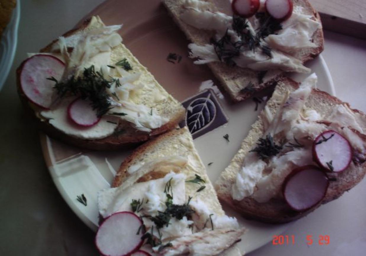 Kanapki z wędzonym dorszem i serem capri foto
