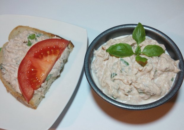 Fotografia przedstawiająca Kanapkowa pasta z mascarpone i tuńczyka