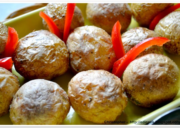 Fotografia przedstawiająca Kanaryjskie ziemniaki czyli pomarszczone z sosem mojo