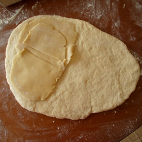 Krok 3 - Kanelsnurrer- norweskie drożdżówki z marcepanem i rodzynkami foto