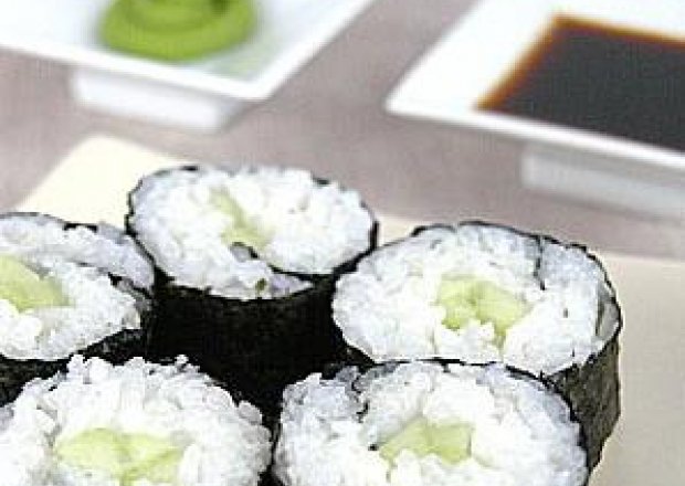 Fotografia przedstawiająca Kappamaki - sushi z ogórkiem