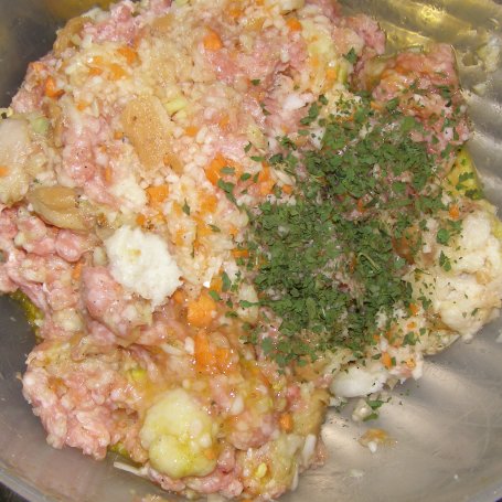 Krok 2 - kapuściano-marchewkowe mielone kotlety w sosie pomidorowym na obiad... foto