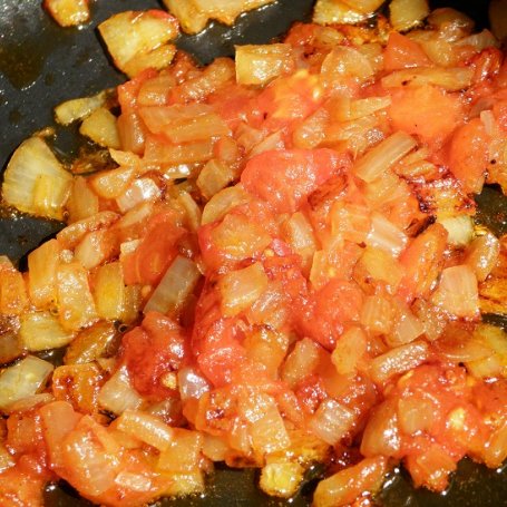 Krok 3 - Kapuśniak z pomidorami i grzybami - na karkówce foto