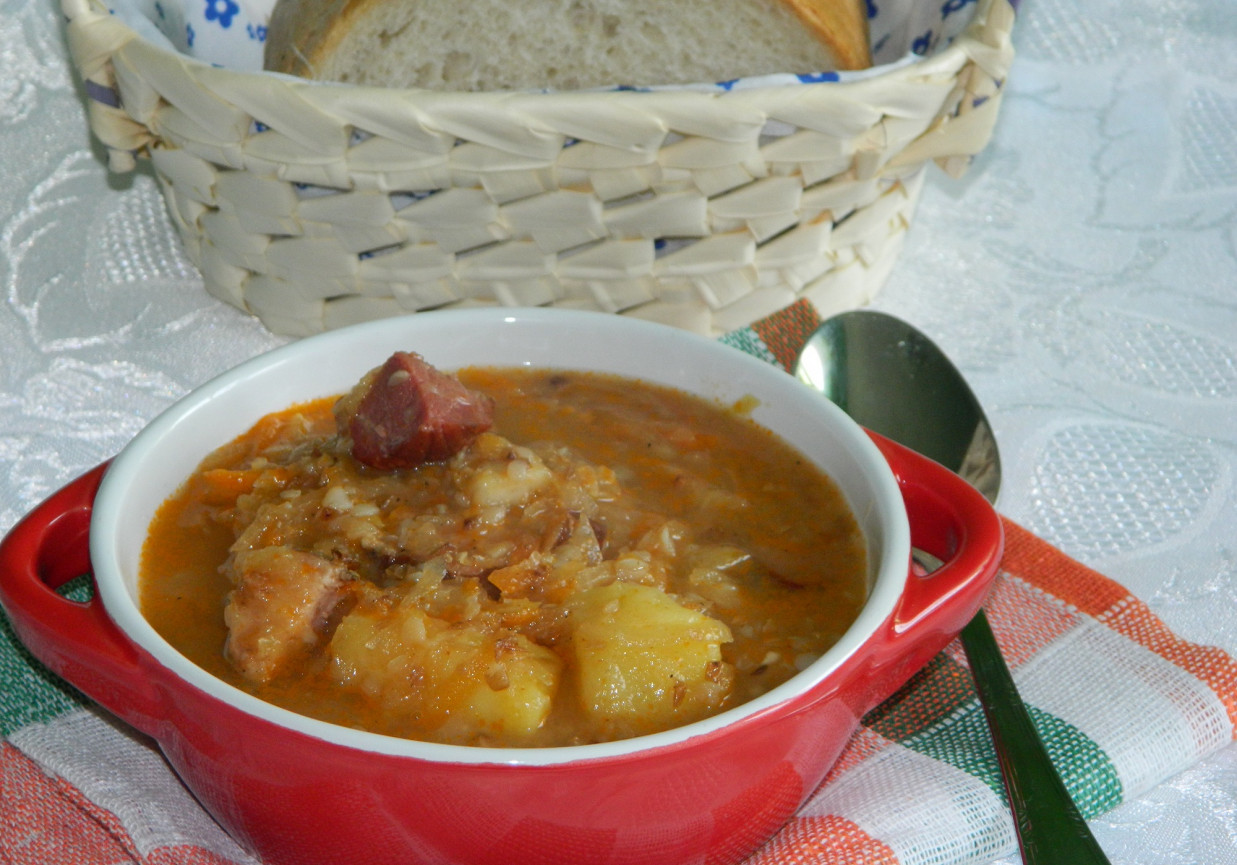 Kapuśniak z ziemniakami i kaszą gryczaną foto