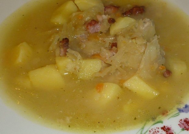 Fotografia przedstawiająca Kapuśniak z ziemniakami i kiełbaską