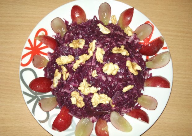 Fotografia przedstawiająca Kapusta czerwona z winogronami i orzechami