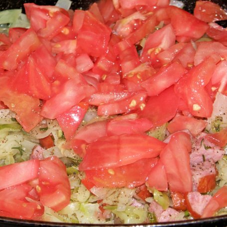 Krok 5 - Kapusta duszona z papryką, kiełbasą i pomidorami foto