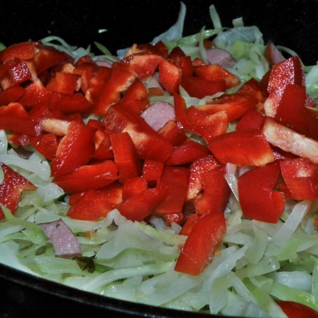 Krok 3 - Kapusta duszona z papryką, kiełbasą i pomidorami foto