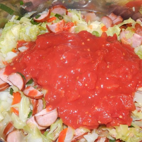 Krok 4 - Kapusta duszona z papryką, kiełbasą i pomidorami foto