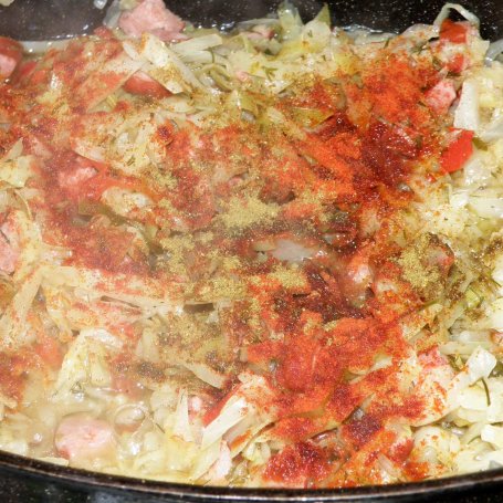 Krok 6 - Kapusta duszona z papryką, kiełbasą i pomidorami foto