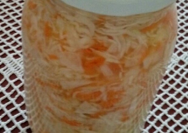 Fotografia przedstawiająca Kapusta kiszona z dodatkiem marchewki