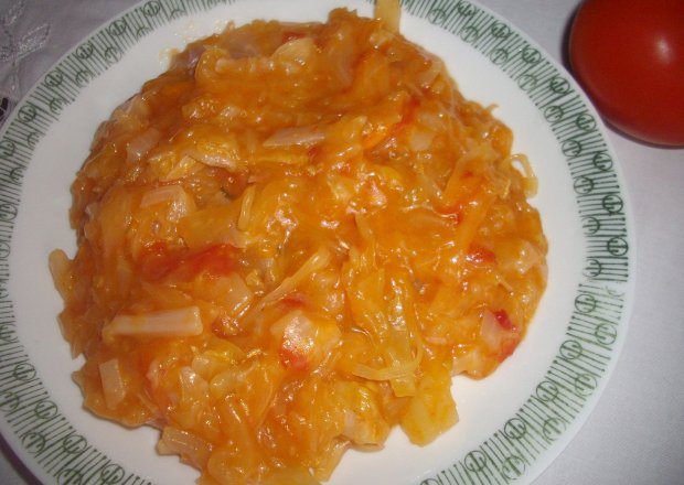 Fotografia przedstawiająca Kapusta kiszona z pomidorami