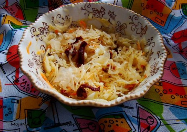 Fotografia przedstawiająca Kapusta kiszona z suszonymi pomidorami