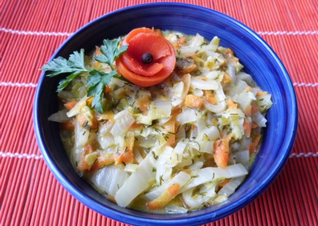 Fotografia przedstawiająca Kapusta pekińska duszona z warzywami