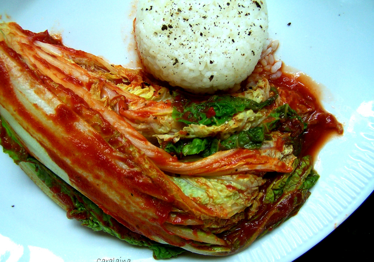 kapusta pekińska w sosie pomidorowym z czerwoną pastą curry i z ryżem foto