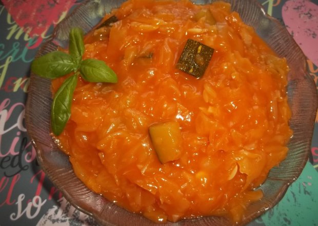 Fotografia przedstawiająca Kapusta z cukinią w sosie pomidorowym