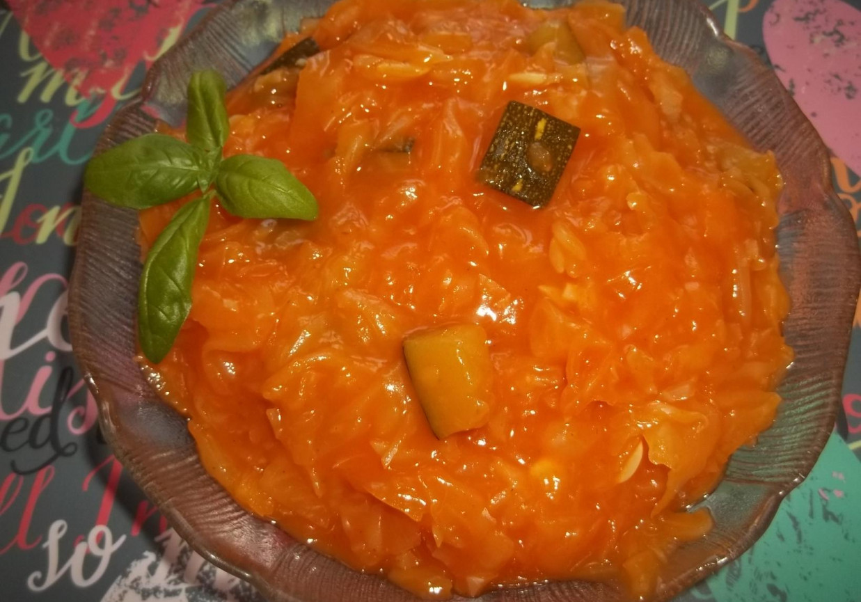 Kapusta z cukinią w sosie pomidorowym foto