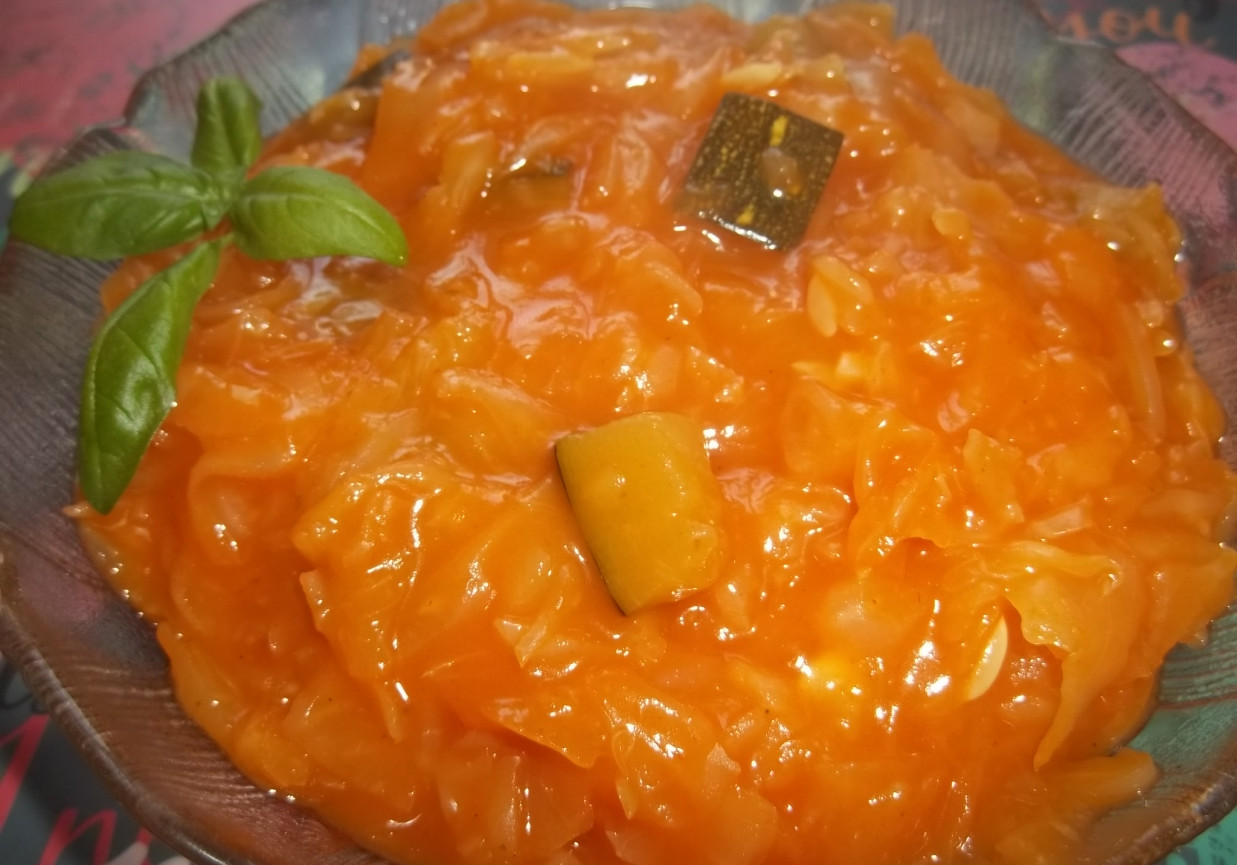 Kapusta z cukinią w sosie pomidorowym foto
