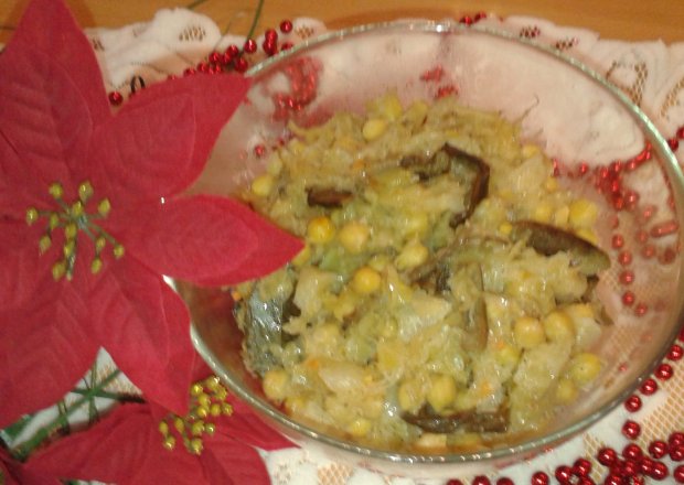 Fotografia przedstawiająca Kapusta z grochem i grzybami