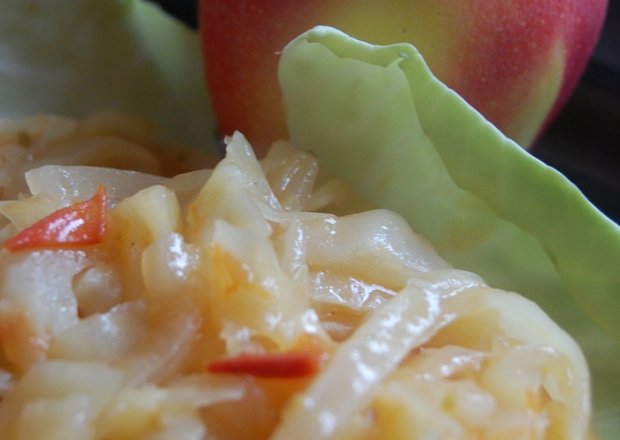Fotografia przedstawiająca Kapusta z jabłkami i pomidorami